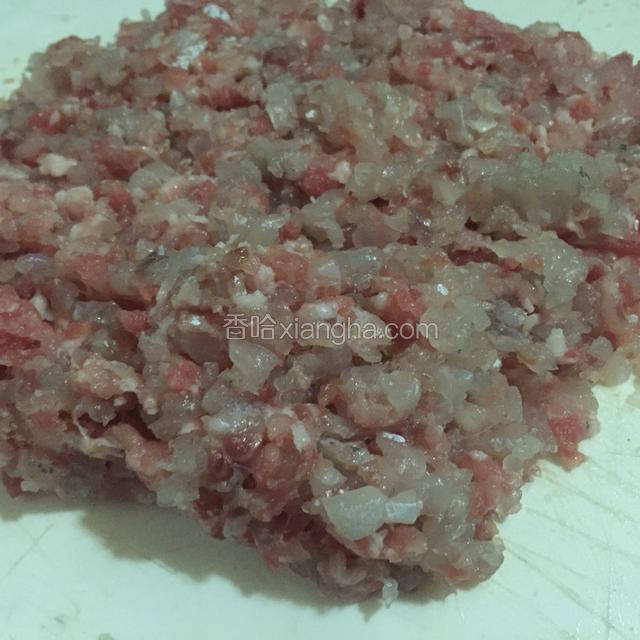 剁碎的五花肉与鱼肉，已经很均匀了。