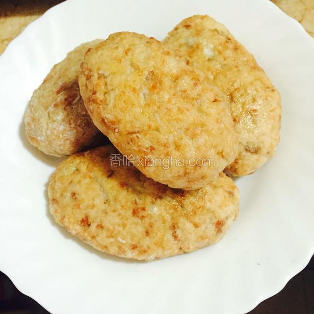 炸好的鱼饼。