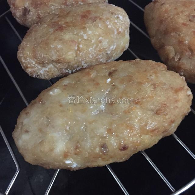 蒸好的鱼饼，已经闻到鱼饼的香味儿了。