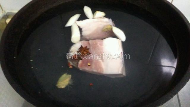 将猪肉，葱，姜，花椒，大料放入水中开火煮