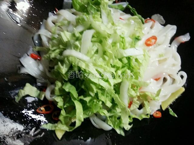 把小白菜放入锅内大火炒一分钟