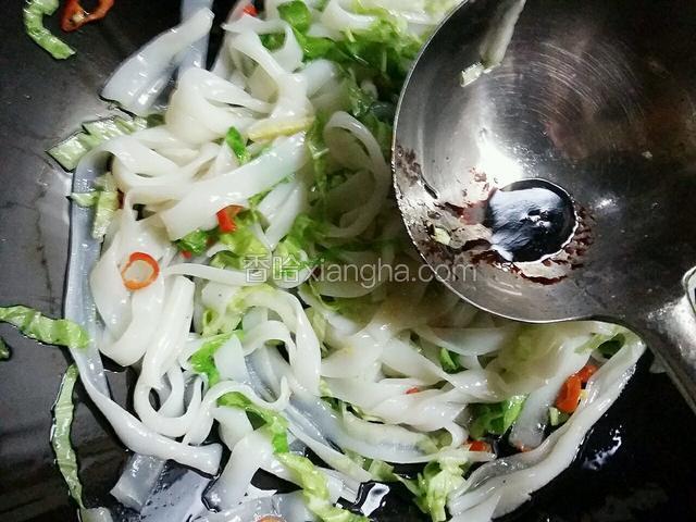 加少许盐，胡椒粉，生抽少许，放生抽是为了上色，放少许就行