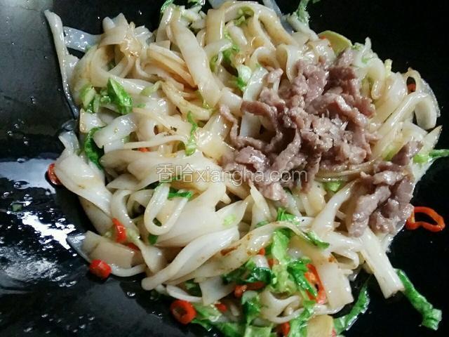 把肉丝倒入，放少许味精炒均匀，出锅装盘