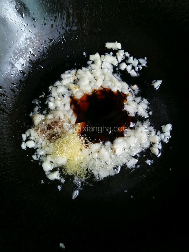加入适量蚝油、鸡精、胡椒粉翻炒均匀