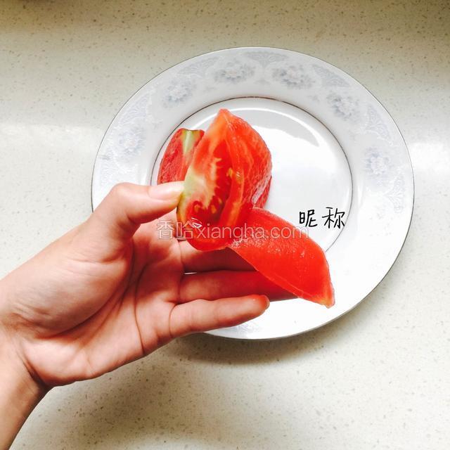 用一把锋利的刀切番茄的皮，尽量薄，切到离蒂一指处
不要切断，切断就要重新再来了