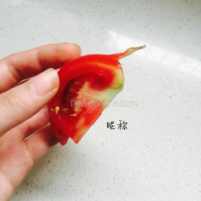 再在番茄蒂处切个小小的角～
不需要太薄