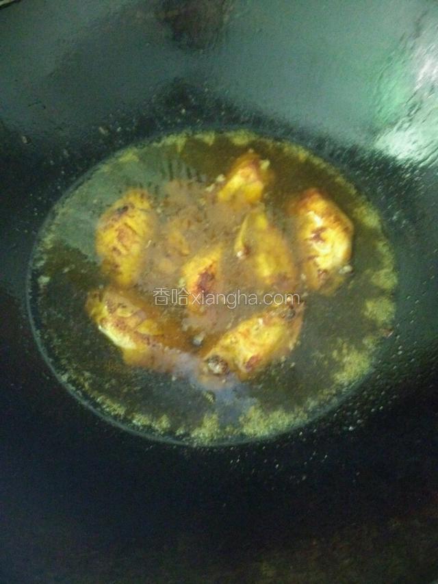 下鸡翅，少许五香粉，翻炒均匀，加入一小碗清水(刚没过鸡翅)烧开两分钟