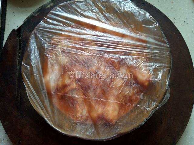 覆上保鲜膜冰箱冷藏5小时以上，隔夜味道更佳哦