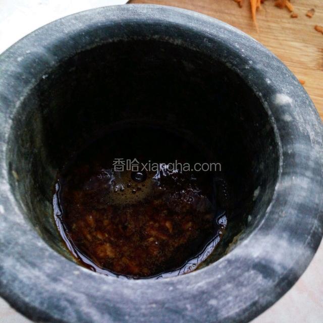 蒜捣成泥，加入适量味极鲜、醋、白糖、盐备用