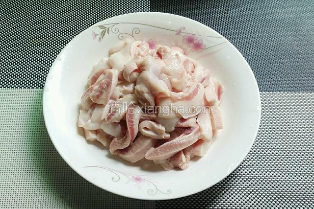 猪头肉处理干净切好。