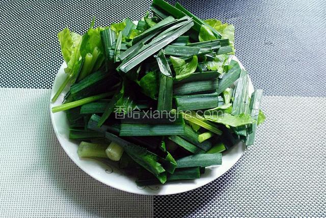 蒜苗芹菜洗干净切段。