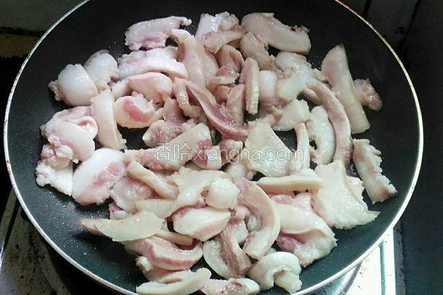 猪头肉下锅煎一会。