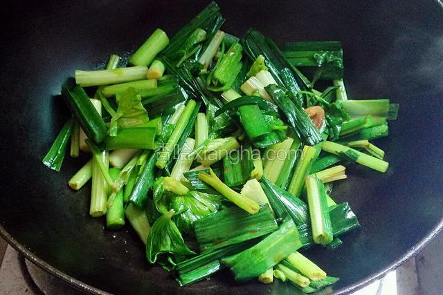 另起锅倒入油加热，倒入蒜苗芹菜炒熟。