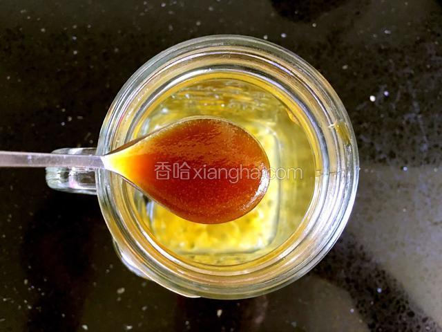 取一个小容器，放入果肉，加入适量蜂蜜。