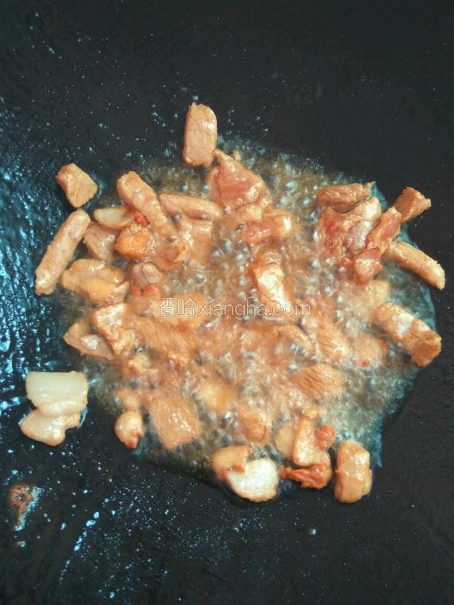 锅中下油烧热，下肥的猪肉爆油，下瘦肉，炒至变色盛起备用
