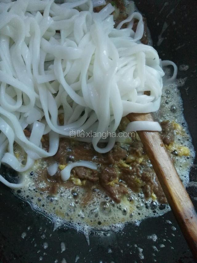 放入鸡蛋煎至成型，
倒入牛肉翻炒后放生姜、蒜末爆香，
再放河粉快速翻炒