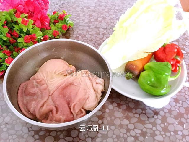 准备食材。猪肚一个、白菜300克、红绿麻椒各1个、胡萝卜半个。