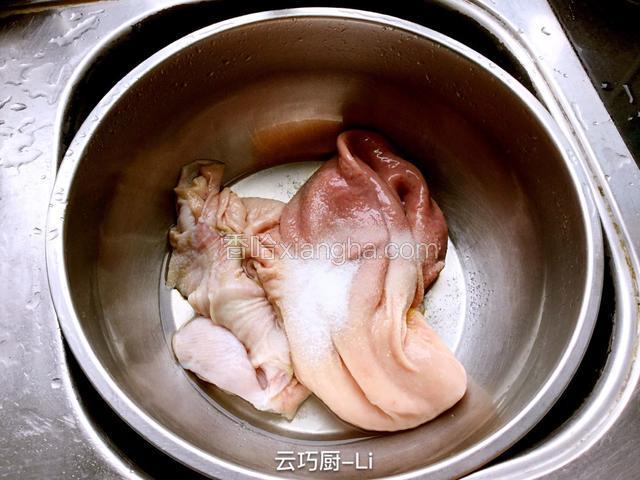猪肚先用剪刀剪掉杂物，用盐内外揉搓去掉粘液，再用水多次清洗干净。