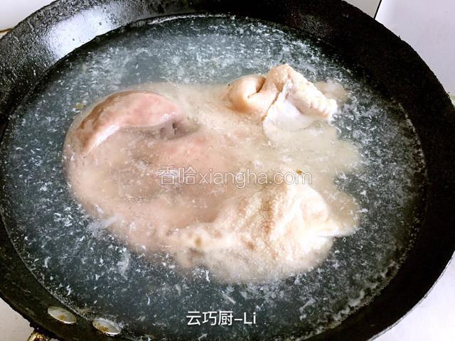 锅里烧开水，把猪肚下锅煮沸，捞出来用清水冲洗干净备用。