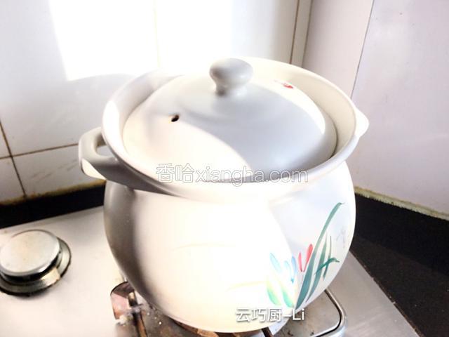 把猪肚和准备好的调料放进沙锅里，加15克料酒、15克生抽、10克蚝油、10克香醋、15克白糖、葱、姜、蒜各10克，开锅煮20分钟关火、焖5分钟。