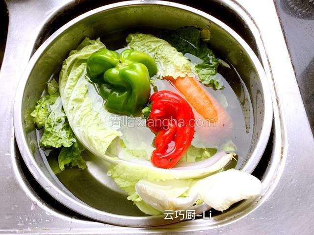 白菜300克、红绿麻椒各1个、胡萝卜半个清洗干净。麻椒去蒂去籽、胡萝莉去皮。沥干水分备用。