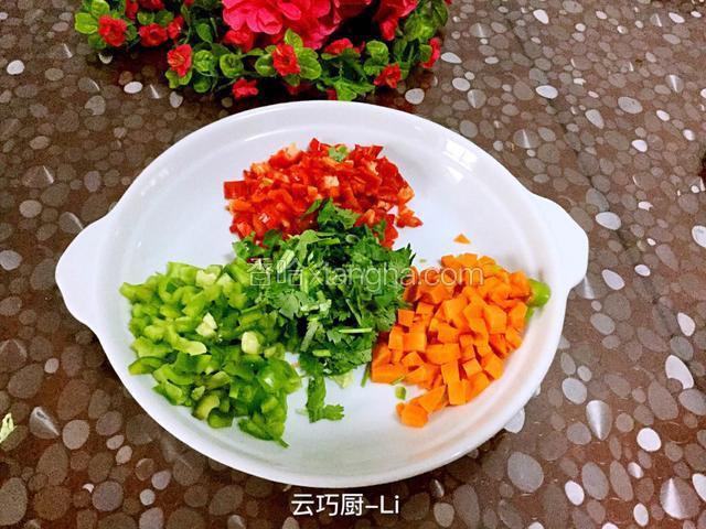 红绿麻椒各1个分别切丁、胡萝卜切丁。找个大容器先将胡萝卜丁用8克香油浸泡。