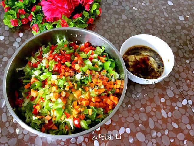 把白菜丝、猪肚丝、红绿麻椒放进大容器中，蒜头捣成蒜泥、加15克蒸鱼豉油、15克凉拌菜酱油、10克蚝油、10克米醋、15克白糖、8克鸡粉倒进容器搅拌均匀即可。