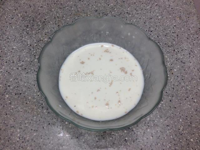 牛奶中加入酵母粉搅匀，静置5分钟