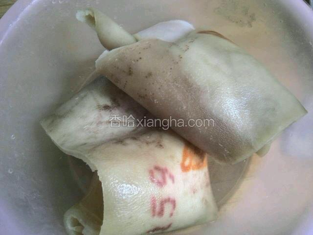 水开后，猪皮卷起捞出。