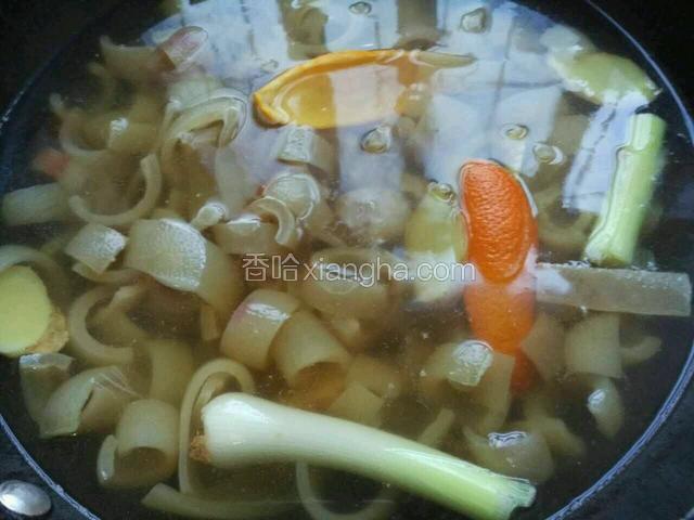 水开后撇去浮沫，放入生抽和盐，关火。