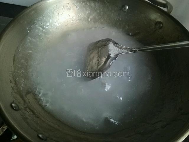 全程小火不停的搅，煮大概7~8分钟凉粉变的半透明状态关火。
