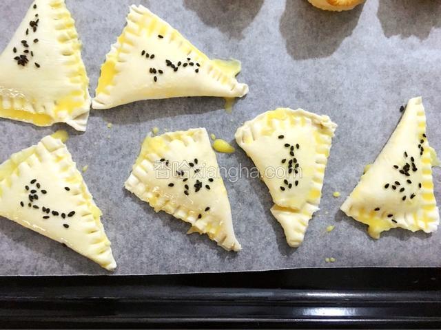刷上蛋液，撒上少许黑芝麻，烤箱预热200度烤15分钟表面金黄即可（按各人烤箱而定）