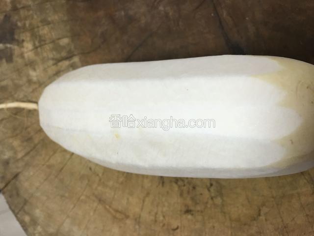 白萝卜去皮；