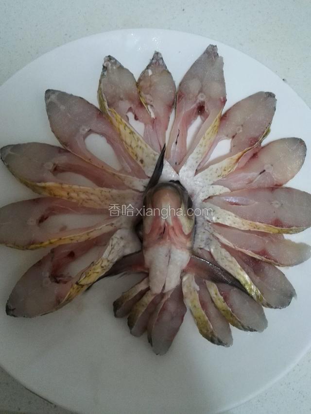 切好的鱼摆出孔雀开屏的造型，