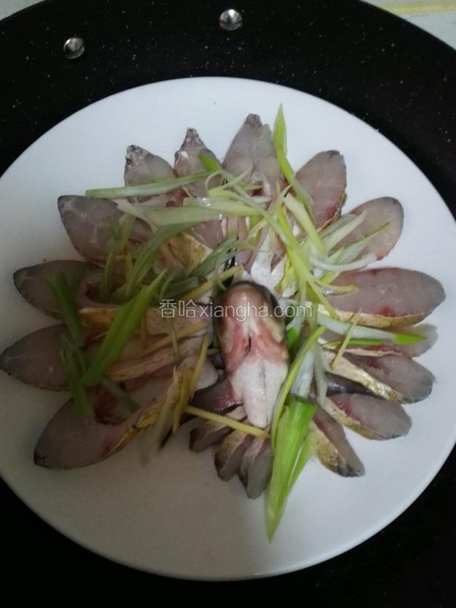 开水上锅，鱼肉很容易熟，大火蒸六分钟，关火焖两分钟就好了