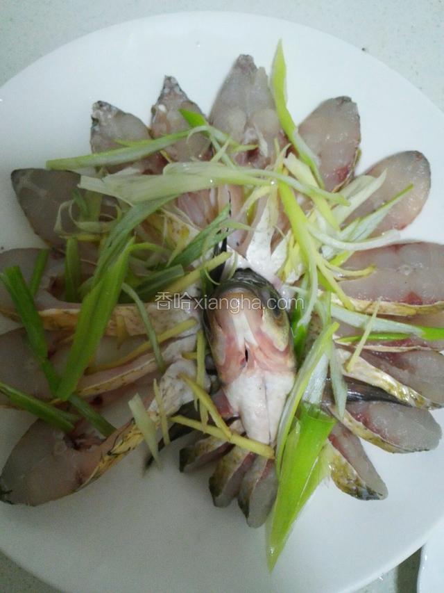 摆好造型后，倒入料酒，铺上一层葱姜丝