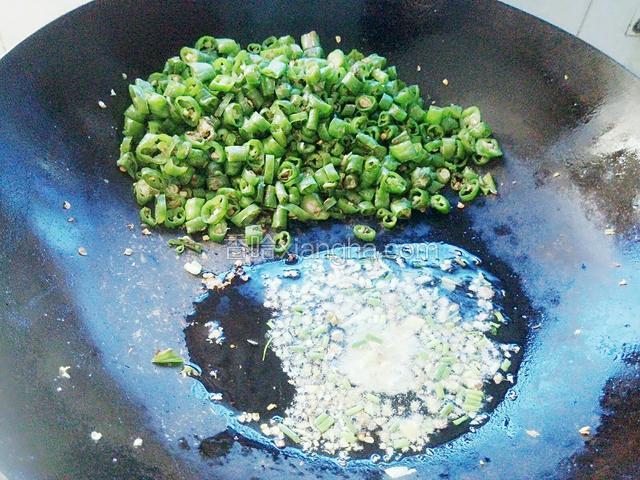 这个时候油开了，把辣椒和油一起炒。
注：（拌匀后可加点醋在里面，口感味道更棒哦，辣度也会降低一些哦！）