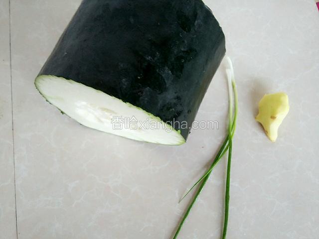 浸泡期间，把冬瓜和香葱.姜清洗干净，姜去皮