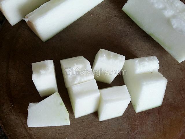 再改刀切鸡蛋大小的块