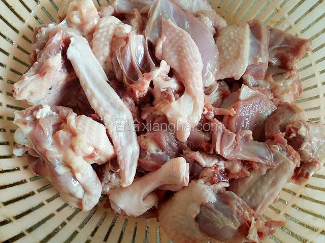 把浸泡好的鸭肉用手把水分挤出