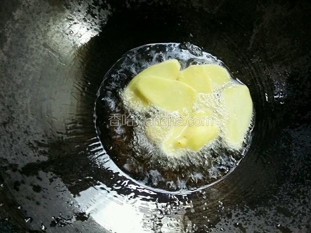 锅内加适量的油，小火烧热下姜片