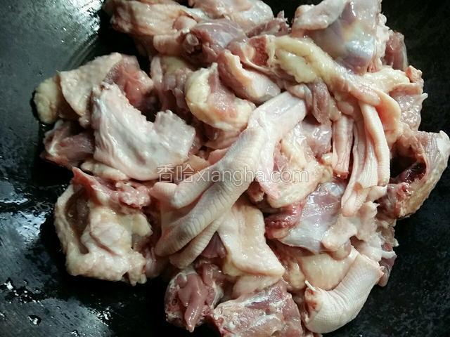 接着把鸭肉倒入锅内，调中火炒两分钟