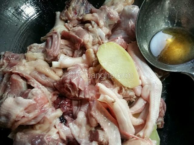 加约10克的料酒和适量的盐，继续中火炒五分钟左右