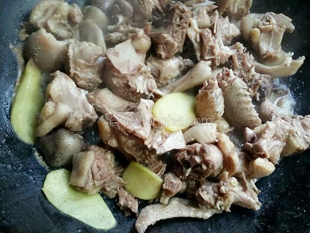 待鸭肉全部段生时就炒好了