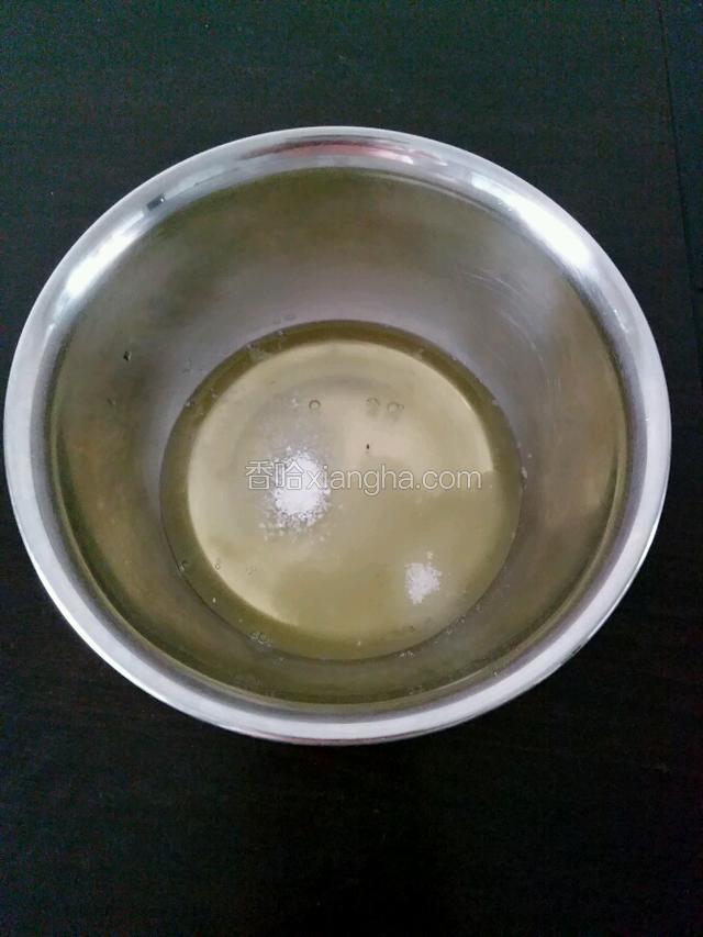 蛋清中加入适量的塔塔粉和白砂糖