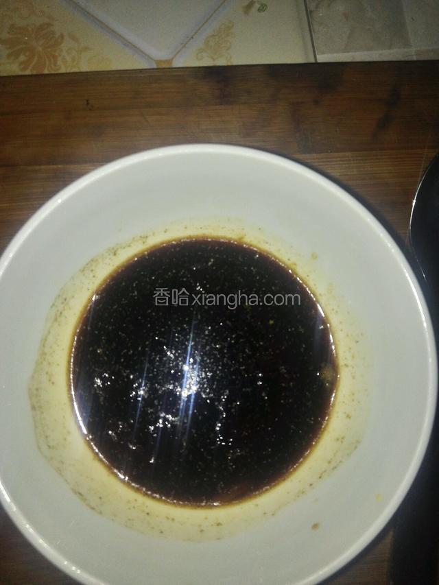 调一碗汤汁，里面有黑胡椒粉，盐，生抽，蚝油，白糖