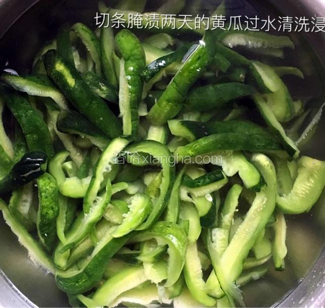 上个步骤多说了一些是想把好的美食小菜分享给大家。我前两个步骤是展示的大家看一下，因为今天做的黄瓜是提前三天前挤压好的没有拍照片，挤压好的黄瓜过水清洗一下，然后放盆中水量稍微泡二十分钟去咸味，这样泡完就没什么咸味了和没放盐的差不多