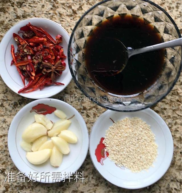 在泡黄瓜这个时间可以准备好调味料备用，（调料汁碗中放入白糖、香醋、香油、生抽、蚝油、白芝麻