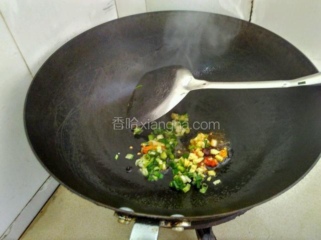 锅里油烧热放入红辣椒爆香放入一块火锅料再把葱姜蒜苗倒进去