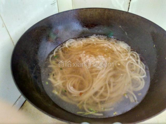 锅里加入热水烧开放入红薯粉